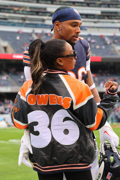  Jonathan Owens #36 of the Chicago Bears and his wife,