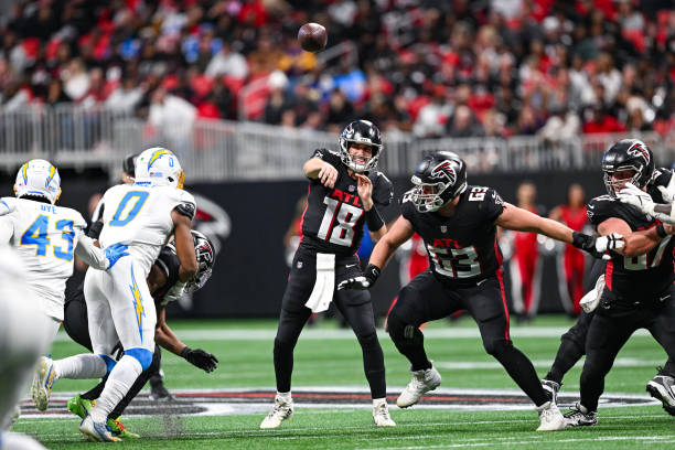  Atlanta quarterback Kirk Cousins (18) throws a pass during the NFL game between the Los Angeles Chargers and the Atlanta Falcons on December 1st, 2024 at Mercedes-Benz Stadium in Atlanta